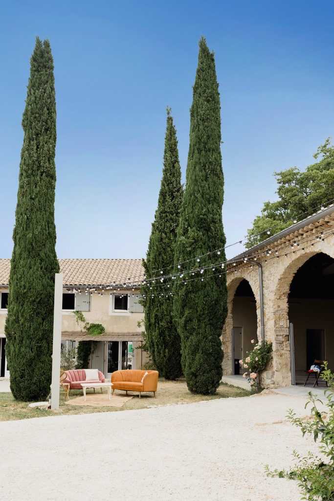 La cour et les cyprès